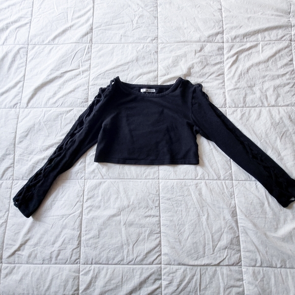 2/$8: Criss-Cross Arm Crop Top - Picture 3 of 5